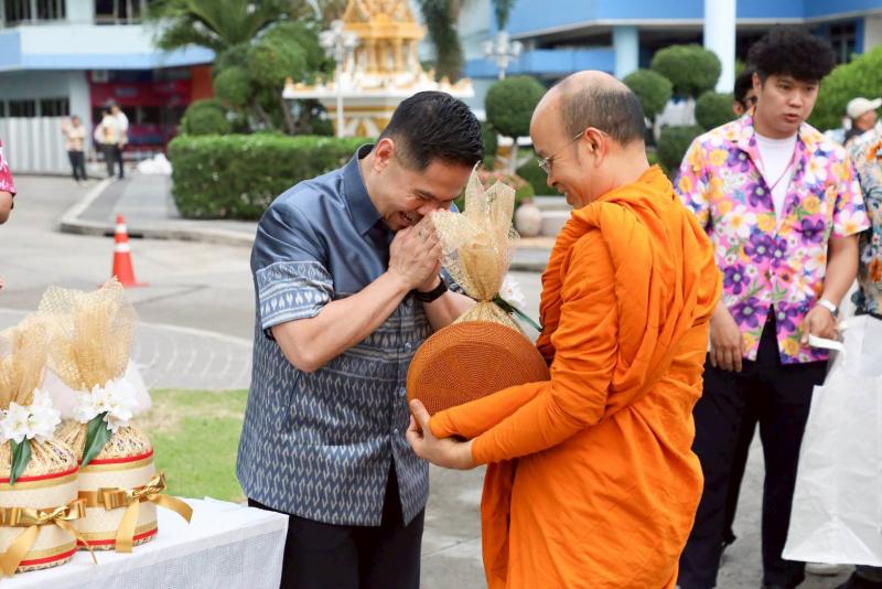 วราวุธ นำ ขรก. พม. ท�