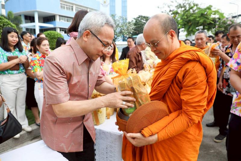 วราวุธ นำ ขรก. พม. ท�