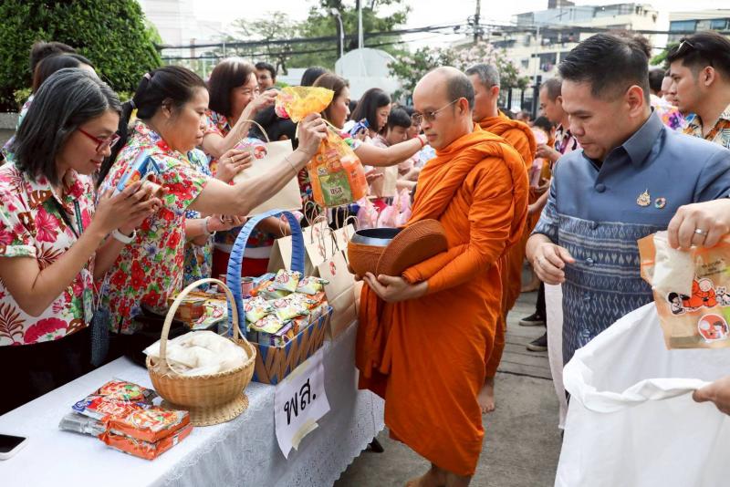 วราวุธ นำ ขรก. พม. ท�