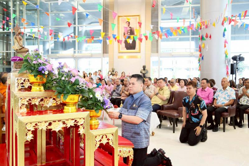 วราวุธ นำ ขรก. พม. ท�