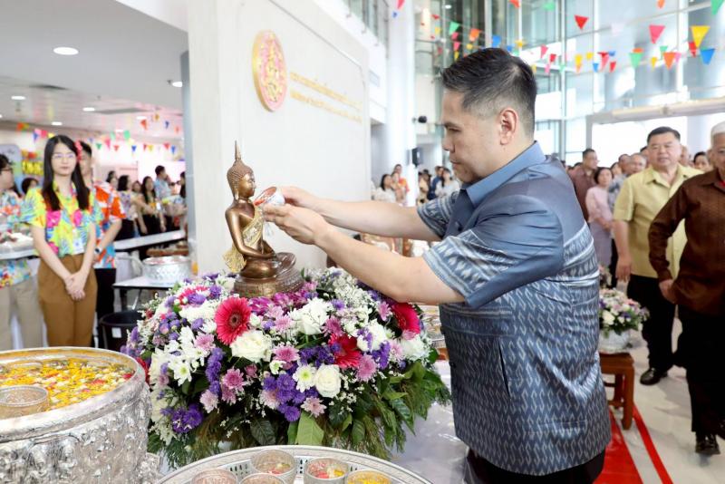 วราวุธ นำ ขรก. พม. ท�