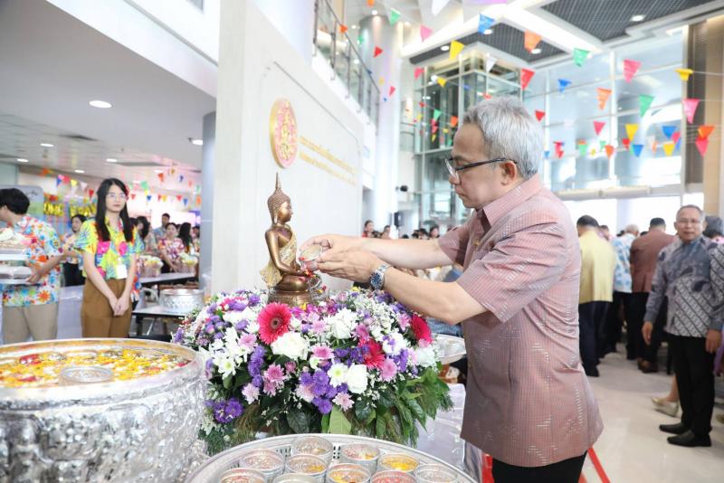 วราวุธ นำ ขรก. พม. ท�