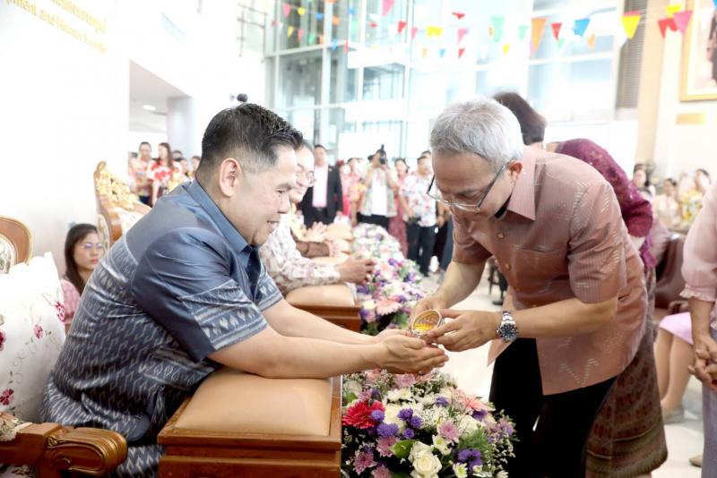 วราวุธ นำ ขรก. พม. ท�