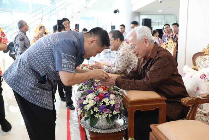 วราวุธ นำ ขรก. พม. ท�