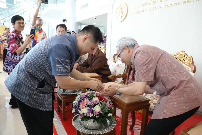 วราวุธ นำ ขรก. พม. ท�