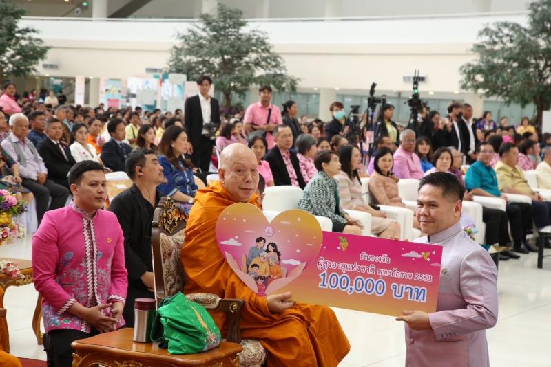 วราวุธ ถวายโล่ผู้�