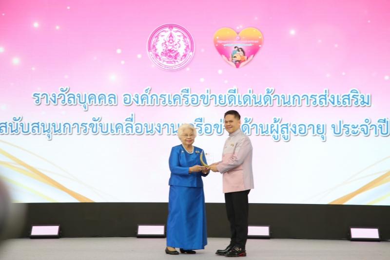 วราวุธ ถวายโล่ผู้�