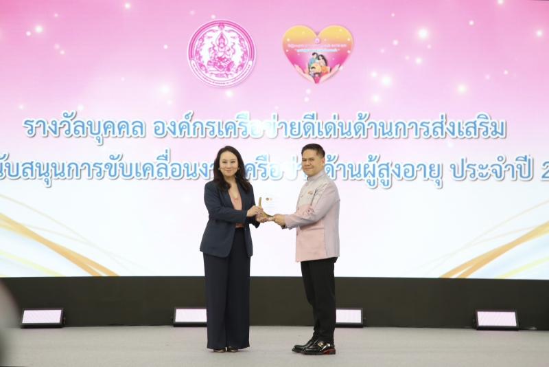 วราวุธ ถวายโล่ผู้�