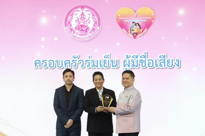 วราวุธ ถวายโล่ผู้�