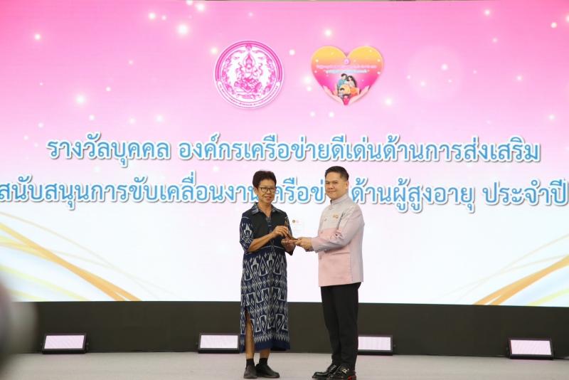 วราวุธ ถวายโล่ผู้�