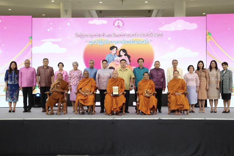 วราวุธ ถวายโล่ผู้�