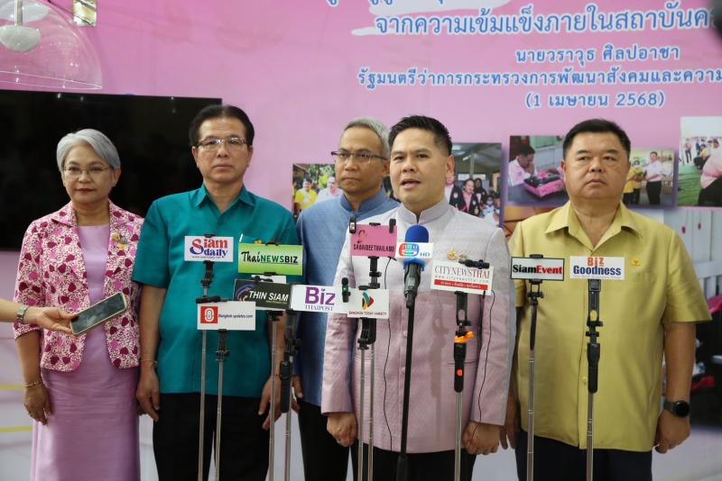 วราวุธ ถวายโล่ผู้�