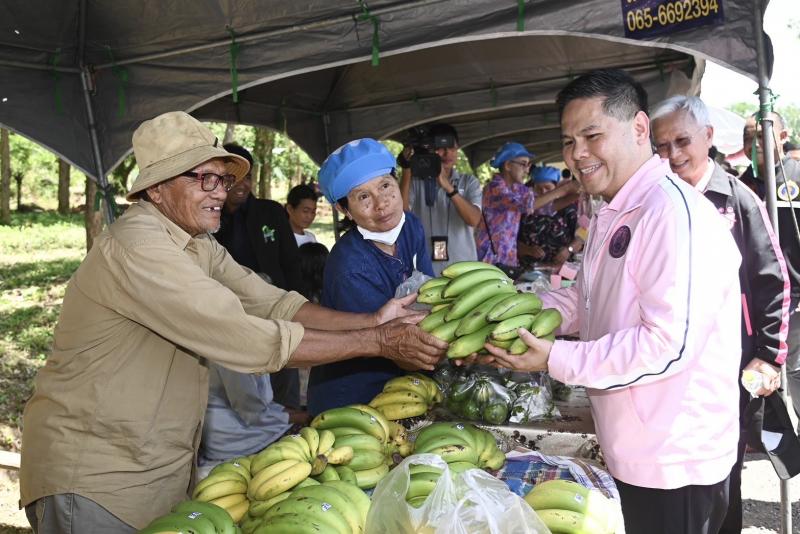 วราวุธ จับมือ พม. - �