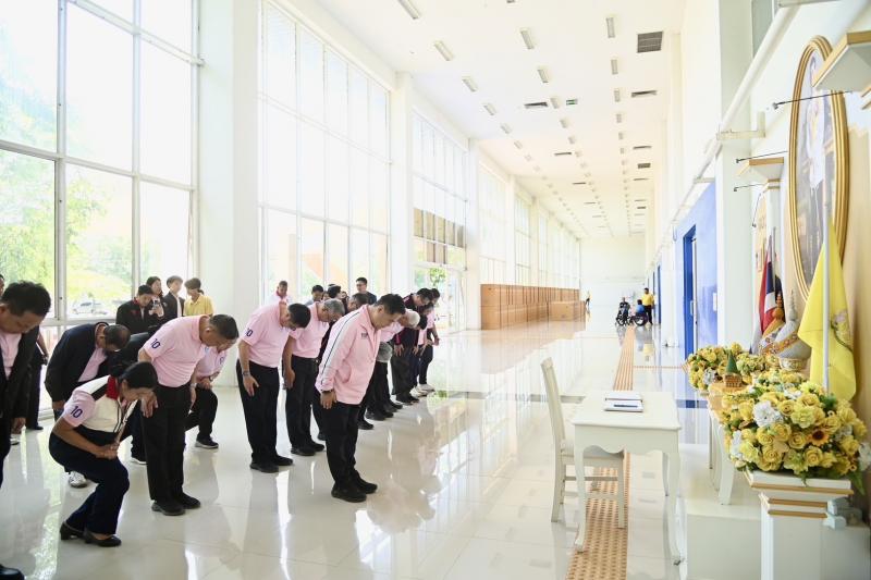 วราวุธ ส่งมอบรถเข�