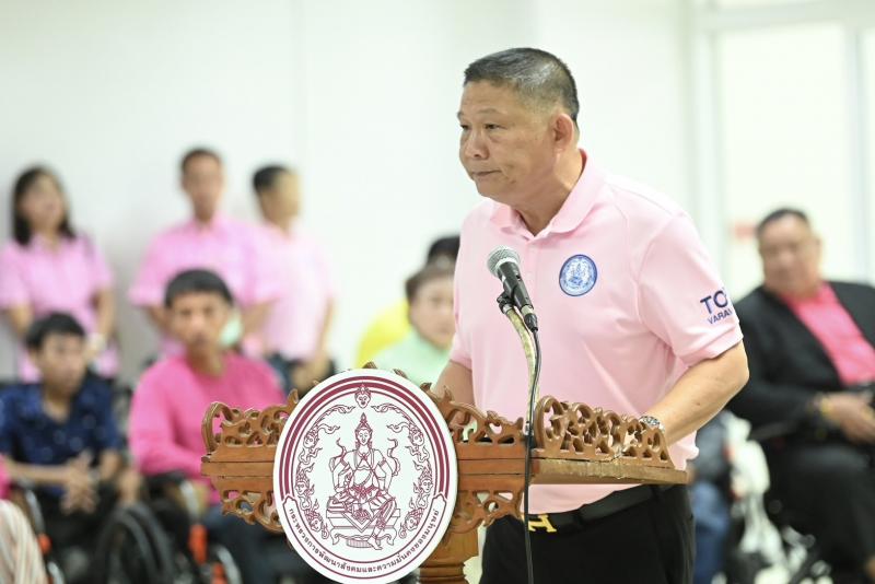วราวุธ ส่งมอบรถเข�