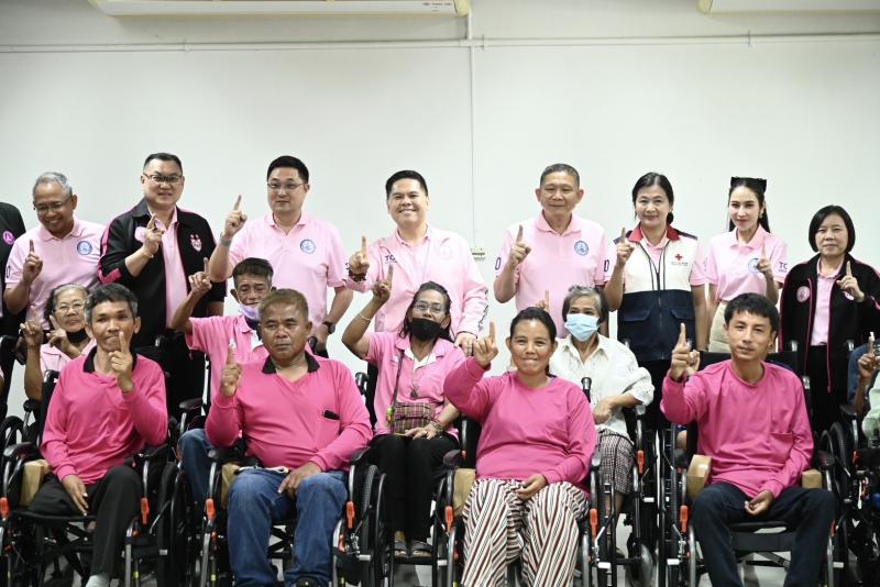 วราวุธ ส่งมอบรถเข�