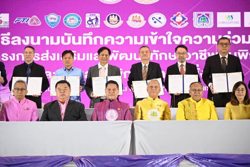 วราวุธ ยินดี พม.-รง.