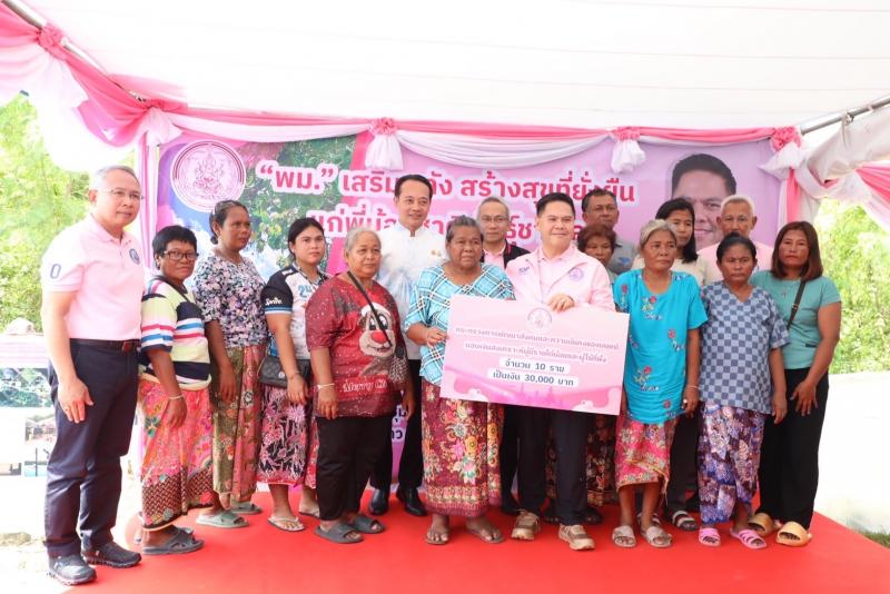 วราวุธ เยี่ยมชุมช�