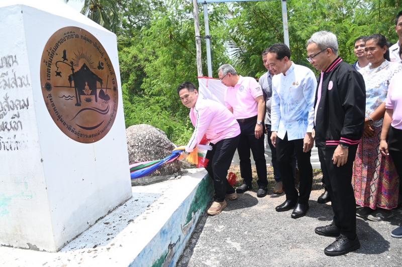 วราวุธ เยี่ยมชุมช�