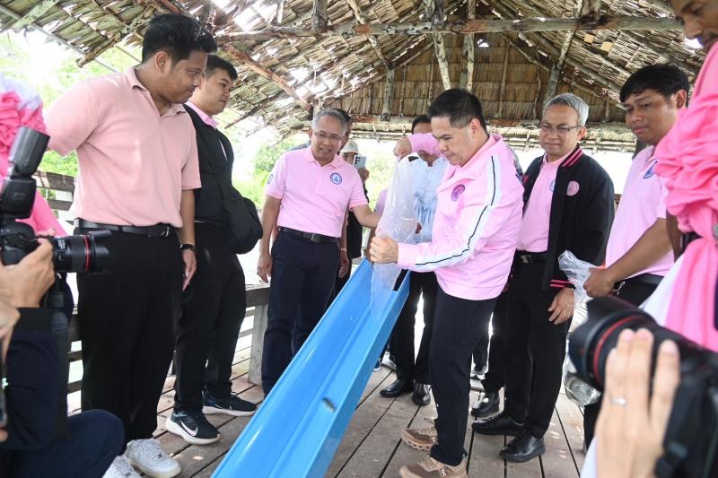 วราวุธ เยี่ยมชุมช�