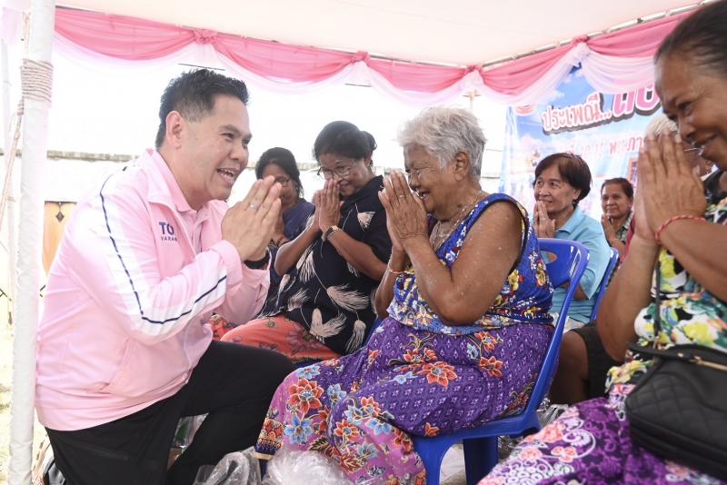 วราวุธ เยี่ยมชุมช�