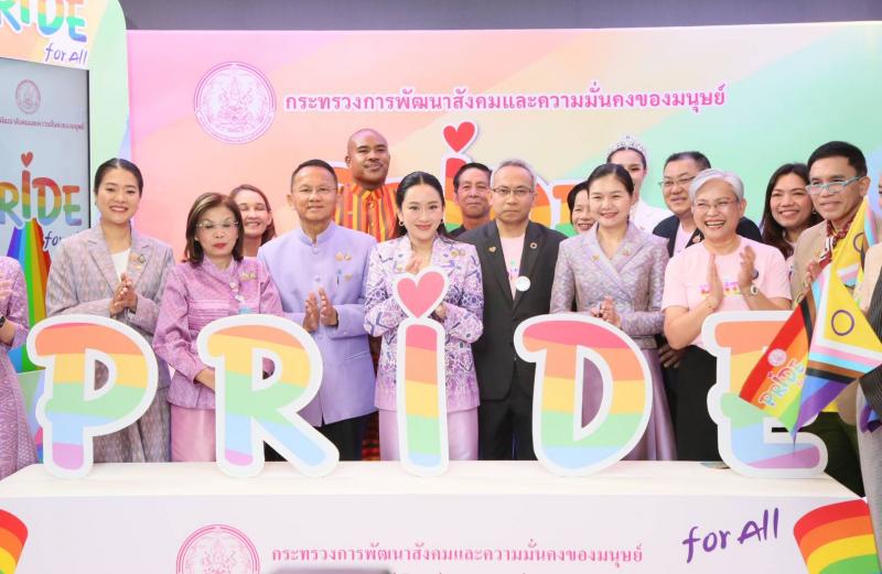 พม. ติดเข็มกลัดไพร