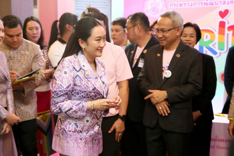 พม. ติดเข็มกลัดไพร