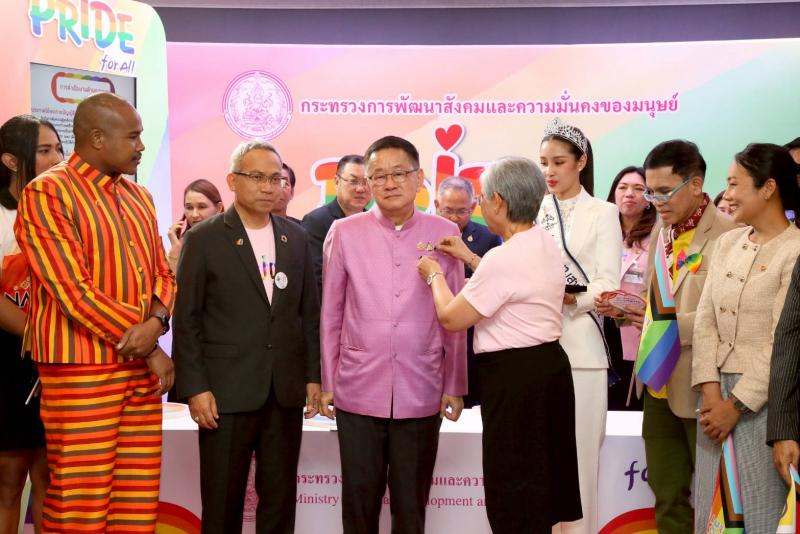 พม. ติดเข็มกลัดไพร