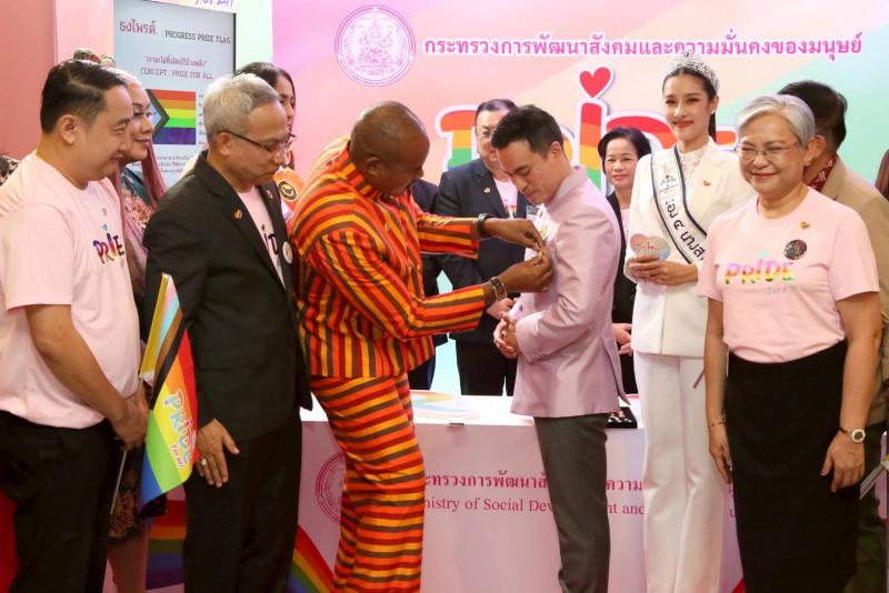พม. ติดเข็มกลัดไพร