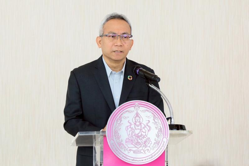 ปลัด พม. รับรางวัล �