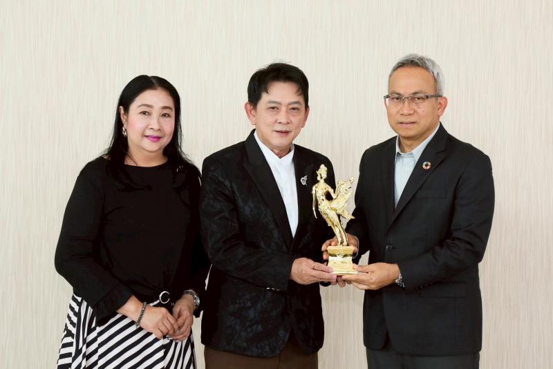 ปลัด พม. รับรางวัล �