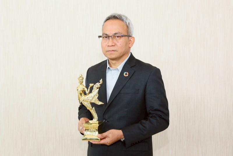 ปลัด พม. รับรางวัล �
