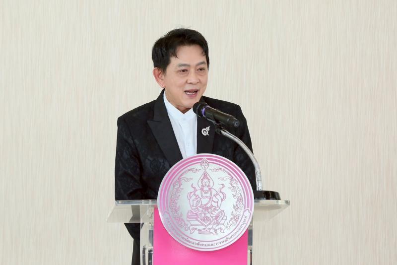 ปลัด พม. รับรางวัล �