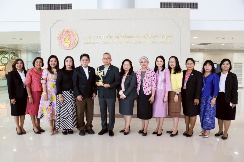 ปลัด พม. รับรางวัล �