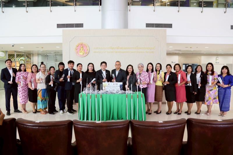 ปลัด พม. รับรางวัล �