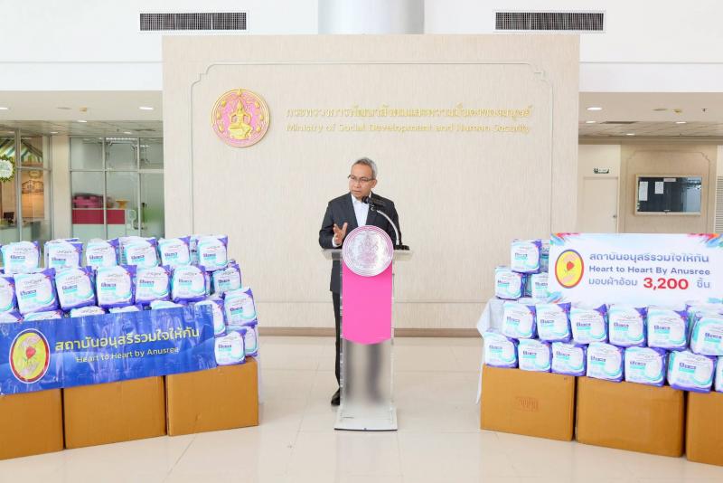 ปลัด พม. รับมอบผ้า�
