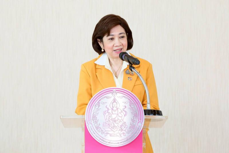 ปลัด พม. รับมอบผ้า�