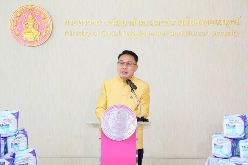 ปลัด พม. รับมอบผ้า�