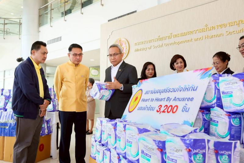 ปลัด พม. รับมอบผ้า�