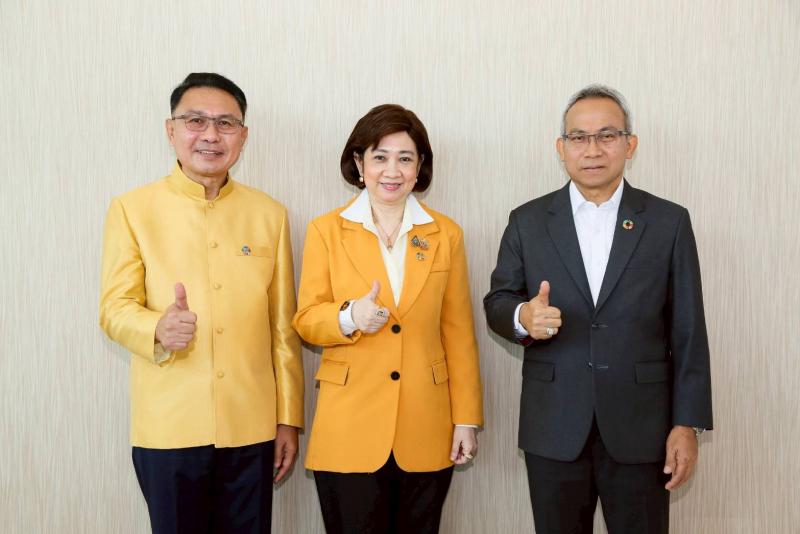 ปลัด พม. รับมอบผ้า�