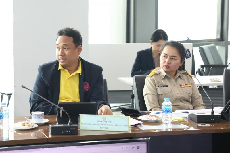 นางจตุพร โรจนพานิ�