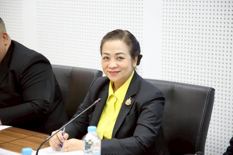 นางจตุพร โรจนพานิ�