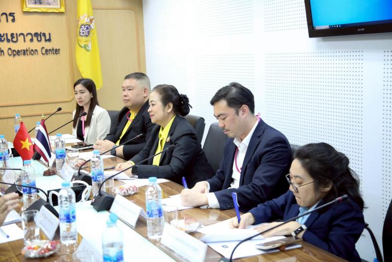นางจตุพร โรจนพานิ�