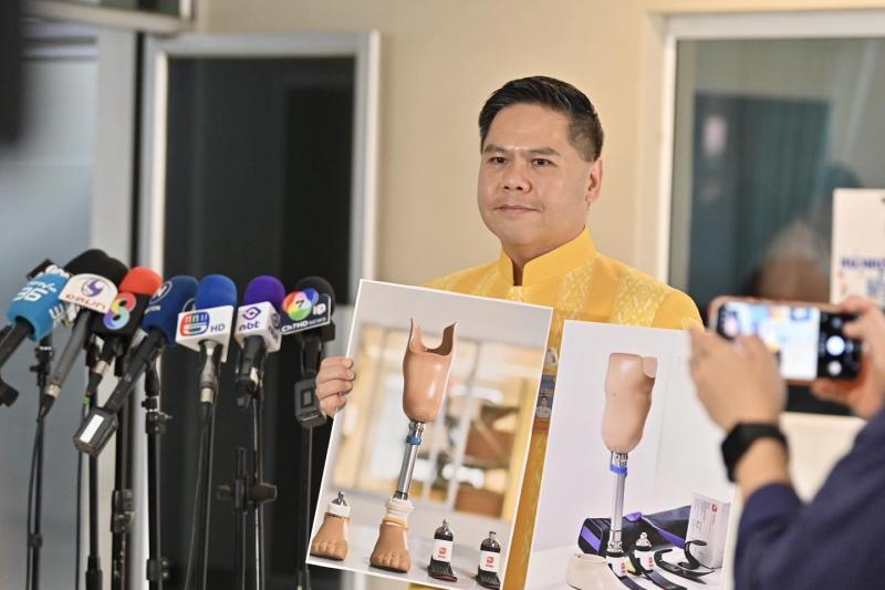 นายวราวุธ ศิลปอาช�