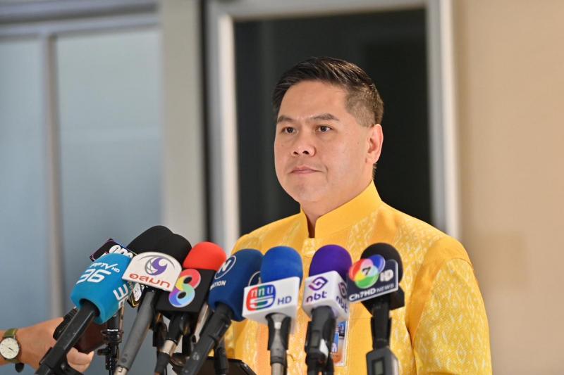 นายวราวุธ ศิลปอาช�