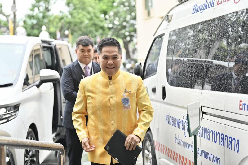 นายวราวุธ ศิลปอาช�