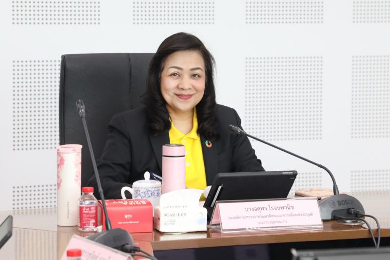 นางจตุพร โรจนพานิ�