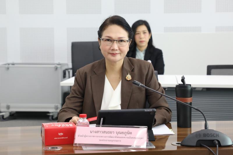 นางจตุพร โรจนพานิ�