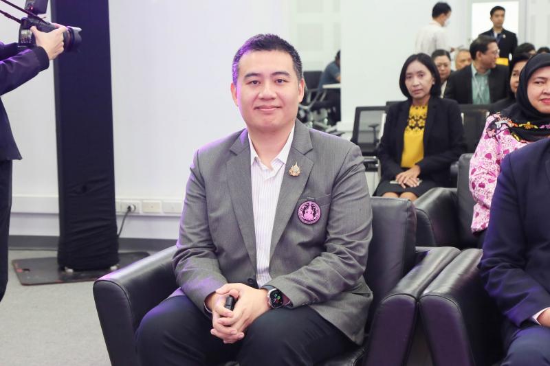 นายอนุกูล ปีดแก้ว 