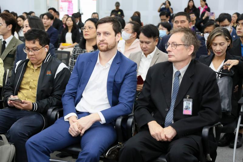 นายอนุกูล ปีดแก้ว 